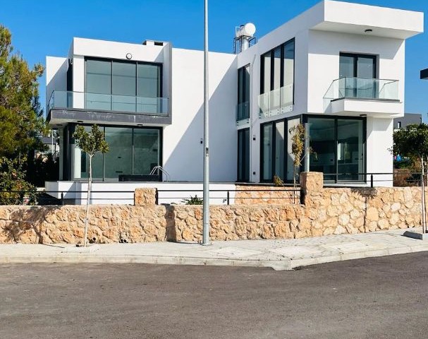 3+1 Luxusvilla mit Pool-, Berg- und Meerblick in Çatalköy, Kyrenia