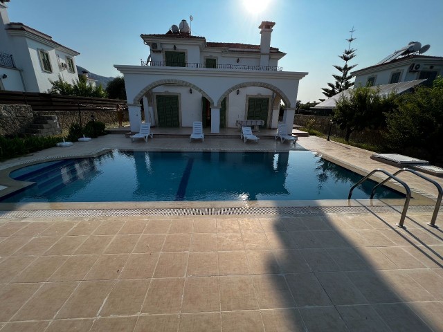 3+1 Villa zur Miete mit privatem Pool in Çatalköy, Kyrenia