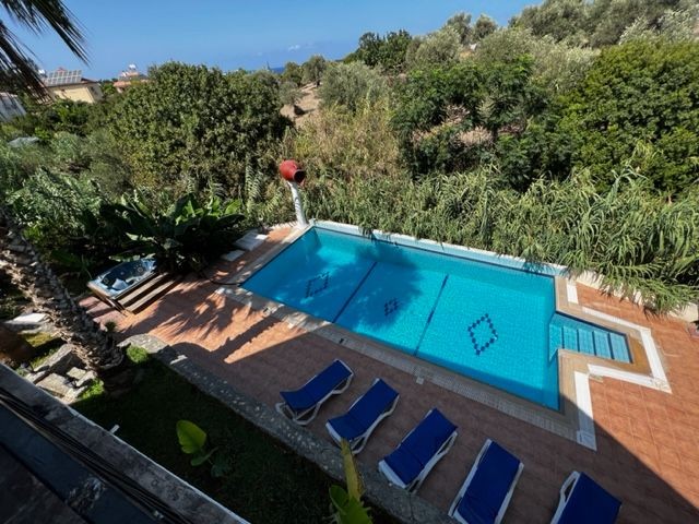 5+1 Villa zur Miete mit privatem Pool in Yesiltepe, Kyrenia