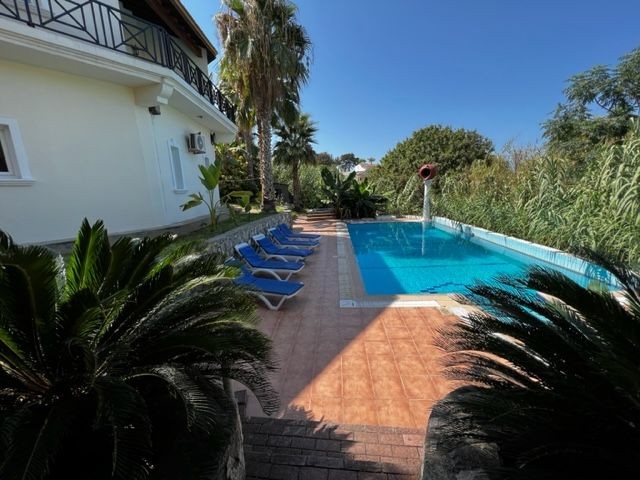 5+1 Villa zur Miete mit privatem Pool in Yesiltepe, Kyrenia