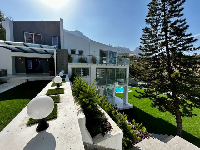 Unique Mansion with Stunning Views: Luxury 7-Bedroom House in the Heart of Girne!"