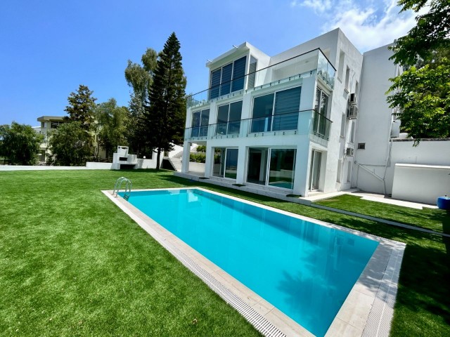 Unique Mansion with Stunning Views: Luxury 7-Bedroom House in the Heart of Girne!"