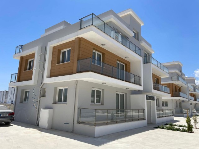 kelepır fıyat İskele Long Beach'de, Royal Sun Elite sitesinde zemin kat , satılık 2+1  semi villa  daire ( teslime hazir  ,  kdv, trafo  ,ödenmiş) en az aylık 600 stg kira geliri garanti