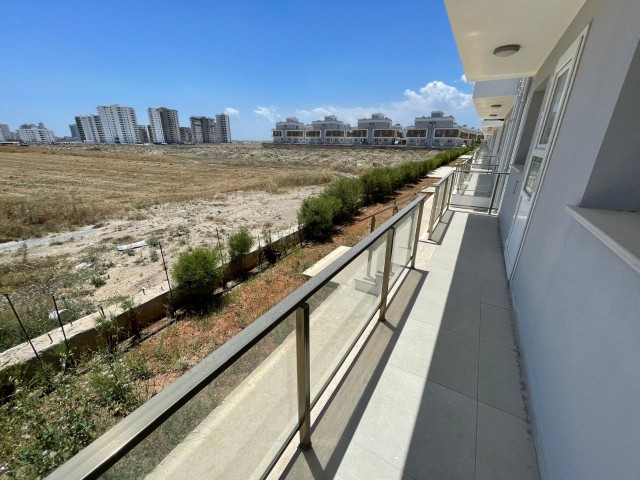 kelepır fıyat İskele Long Beach'de, Royal Sun Elite sitesinde zemin kat , satılık 2+1  semi villa  daire ( teslime hazir  ,  kdv, trafo  ,ödenmiş) en az aylık 600 stg kira geliri garanti