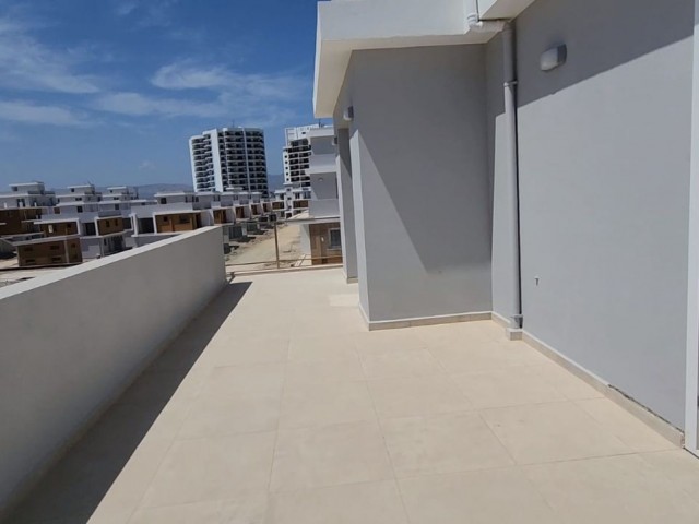 1+1 Penthouse zu einem Schnäppchenpreis in Iskele Long Beach, Royal Sun Elite-Gelände zu verkaufen (Lieferung August 2024, Mehrwertsteuer, Transformator, bezahlt), monatliche Mindestmieteinnahmen von 600 stg garantiert