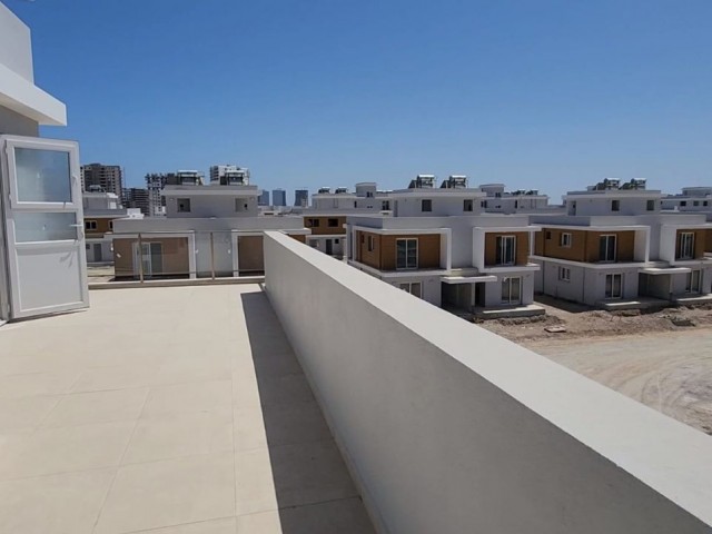 1+1 penthouse for sale at a bargain price in Iskele Long Beach, Royal Sun Elite site (delivery August 2024, VAT, transformer, paid) minimum monthly rental income of 600 stg guaranteed