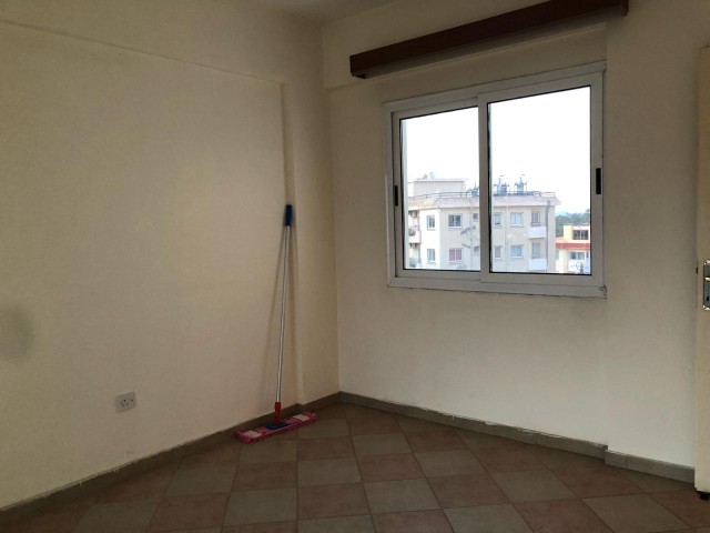 GAZİMAĞUSA MERKEZ BAYKAL 3+1 EŞYASIZ KİRALIK 180M² GENİŞ DAİRE