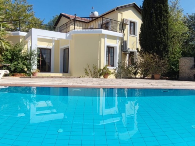 Gemütliche Villa mit Pool und großem Grundstück in Alsancak