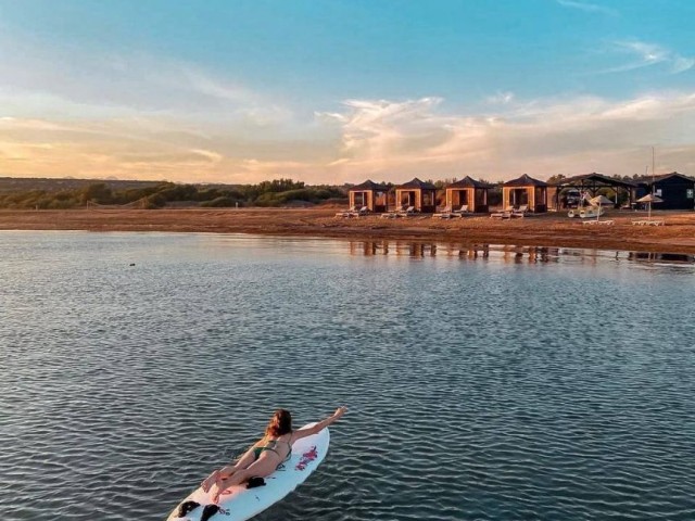 DRINGENDER VERKAUF! NEUE 3+1 WOHNUNG ZUM VERKAUF IN THALASSA BEACH RESORT IN ERSTER LINIE DES SANDSTRANDES.