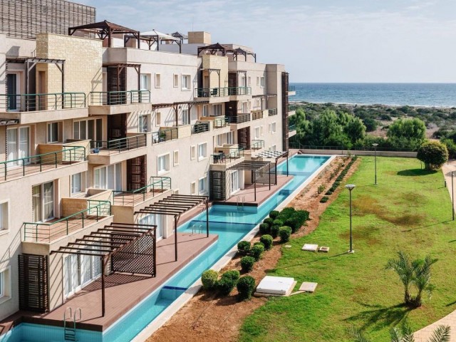 DRINGENDER VERKAUF! NEUE 3+1 WOHNUNG ZUM VERKAUF IN THALASSA BEACH RESORT IN ERSTER LINIE DES SANDSTRANDES.