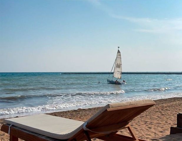 ACİL SATIŞ! THALASSA BEACH RESORT'TA KUMSALININ İLK SIRASINDA SATILIK YENİ 3+1 DAİRE