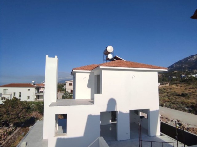 Unsere Villa mit Pool mit Blick auf den Bau in chatalköy steht zum Verkauf. ** 