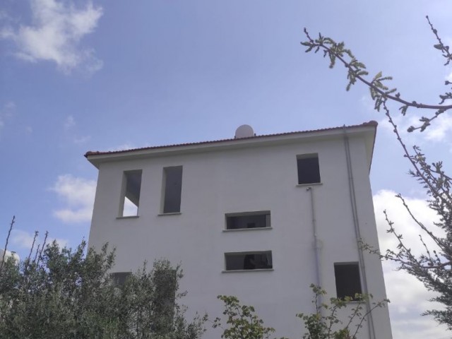 Unsere Villa mit Pool mit Blick auf den Bau in chatalköy steht zum Verkauf. ** 