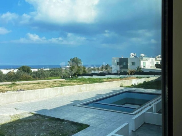 Dreistöckige Häuser in Zeytinlikte, ganz in der Nähe der Girne American University, Blick auf Meer und Natur