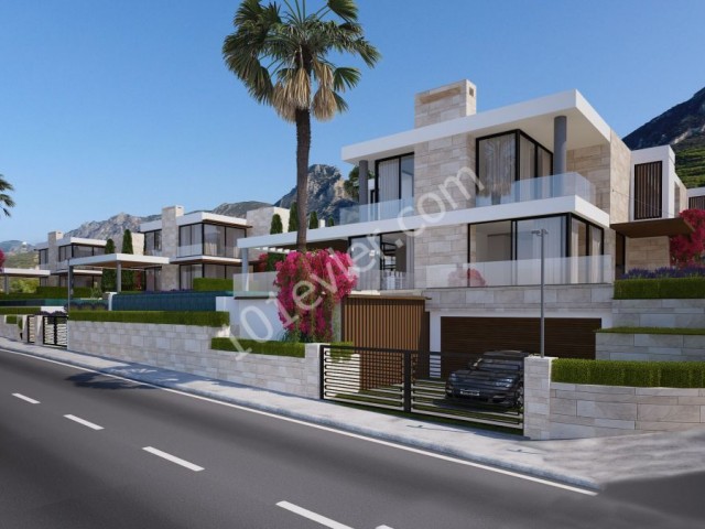 Girne Merkez'de,  En Güzel Lokasyon'da Önü Kapanmaz Manzaralı, Havuzlu Villa Satılıktır.