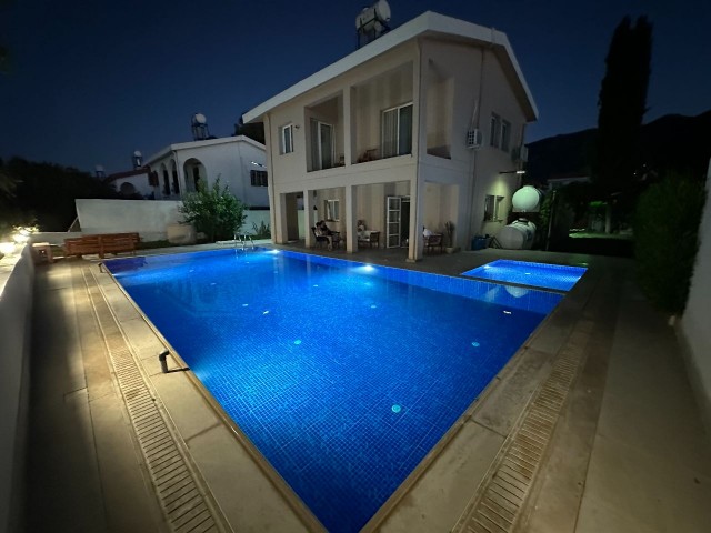 4+1 Luxusvilla mit Pool in einem elitären und stilvollen Viertel in Karaoğlanoğlu