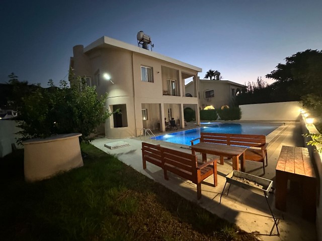 4+1 Luxusvilla mit Pool in einem elitären und stilvollen Viertel in Karaoğlanoğlu