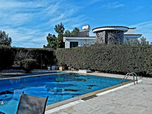 3+1 VILLA MIT POOL ZU VERMIETEN IN DER REGION ALSANCAK