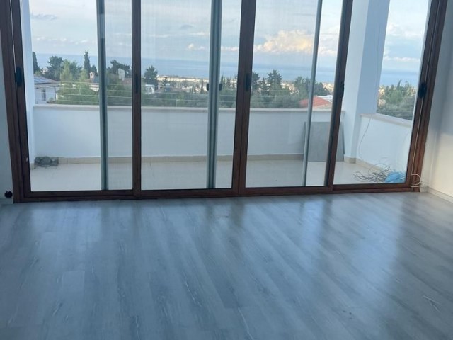 Ozanköy'de deniz manzaralı ortak havuzlu sitede kiralık 4+1 villa 