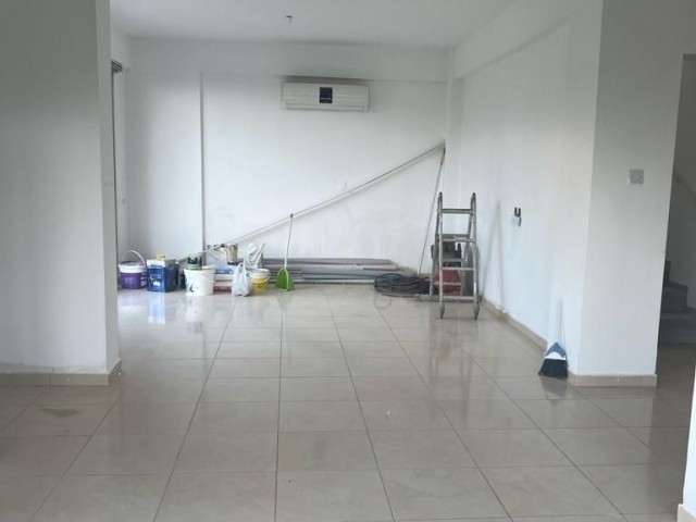 Ozanköy'de deniz manzaralı ortak havuzlu sitede kiralık 4+1 villa 