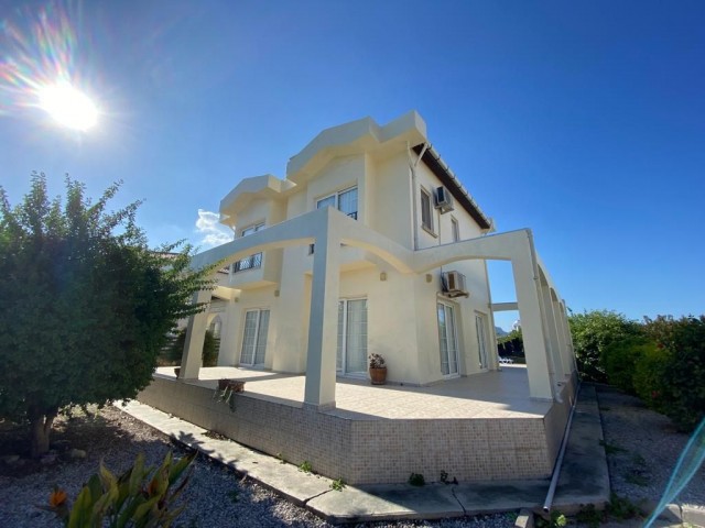 3+1 villa with private pool for sale in Kyrenia Alsancak