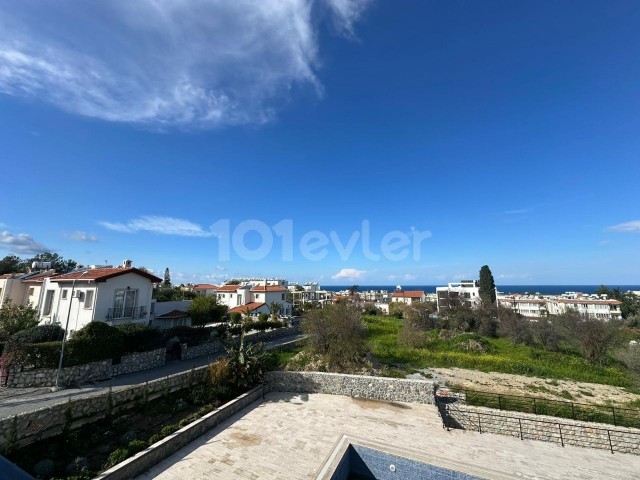 2+1 WOHNUNG MIT EIGENER TERRASSE IN ALSANCAK