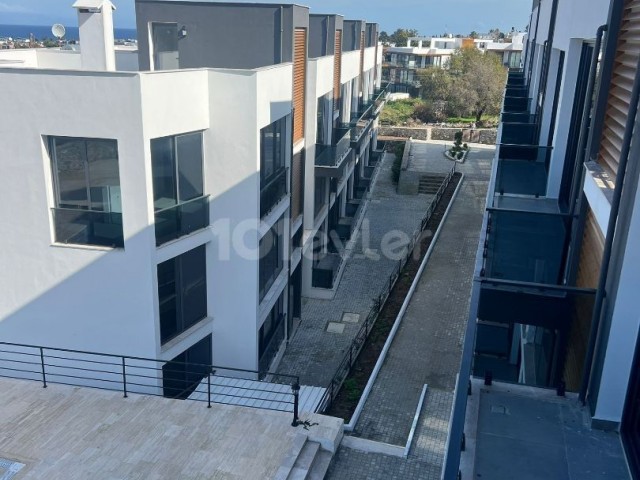 2+1 WOHNUNG MIT EIGENER TERRASSE IN ALSANCAK