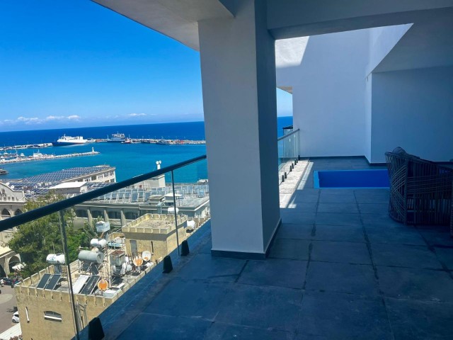 Ultraluxuriöse 3+1-Residenz mit privatem Pool im Komfort einer Villa mit einzigartigem Blick auf den Yachthafen und die Stadt