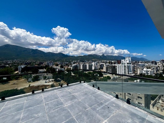 Ultraluxuriöse 3+1-Residenz mit privatem Pool im Komfort einer Villa mit einzigartigem Blick auf den Yachthafen und die Stadt