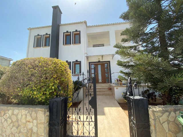 5+2 Villa for Sale in Famagusta Yeniboğaziçi