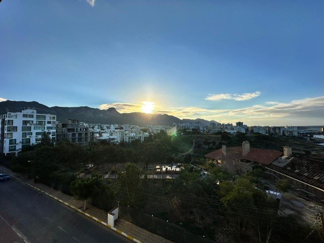 3+1 möblierte Wohnung zur Miete mit Meerblick im Zentrum von Kyrenia