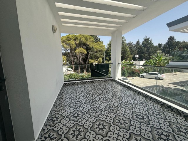 Girne Karaoğlaoğlu'nda Merkeze Yakın 3+1 Havuzlu İkiz Villa