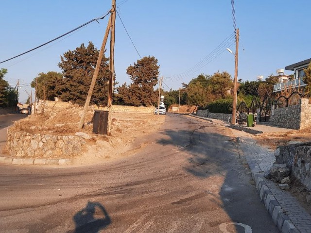 Grundstück mit Gewerbeerlaubnis im Dorf in Arapköy, Kyrenia