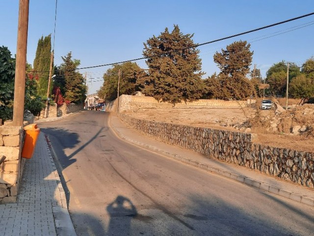 زمین در Girne Arapköy با مجوز تجاری در روستا