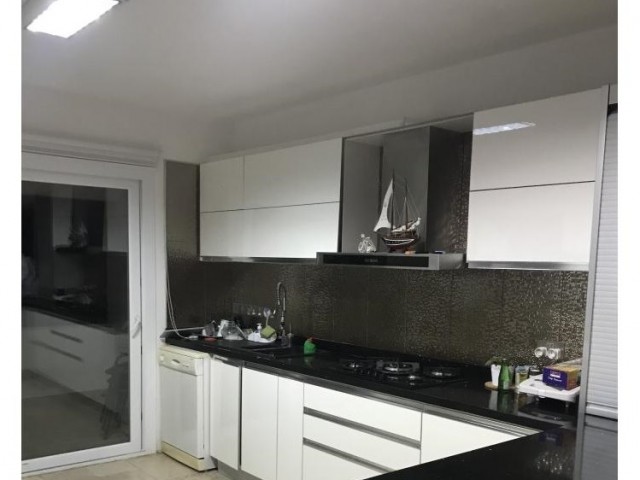 3+1 Wohnung mit Meerblick in Kyrenia Zentrum zur täglichen Miete ** 