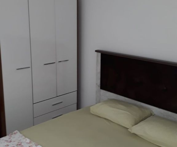 2 SCHLAFZIMMER HALLE 110 M2 LUXURIÖSE WOHNUNG ZUM VERKAUF IN KKTC KYRENIA KARAOĞLANOĞLU, NULL ZUM MEER 50 M2 TERRASSE UND 10 M2 WINTERGARTEN