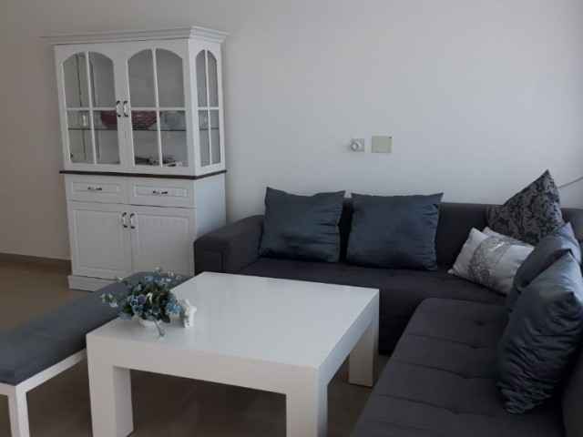 2 SCHLAFZIMMER HALLE 110 M2 LUXURIÖSE WOHNUNG ZUM VERKAUF IN KKTC KYRENIA KARAOĞLANOĞLU, NULL ZUM MEER 50 M2 TERRASSE UND 10 M2 WINTERGARTEN