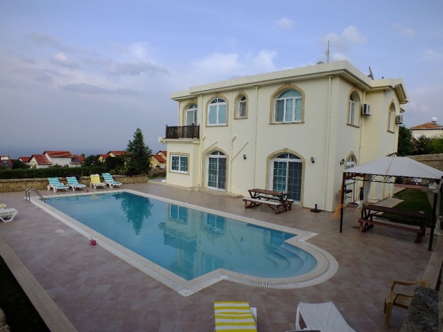 VOLLSTÄNDIG MÖBLIERTE 5+1 VILLA MIT POOL ZU VERMIETEN IN ÇATALKÖY, KYRENIA