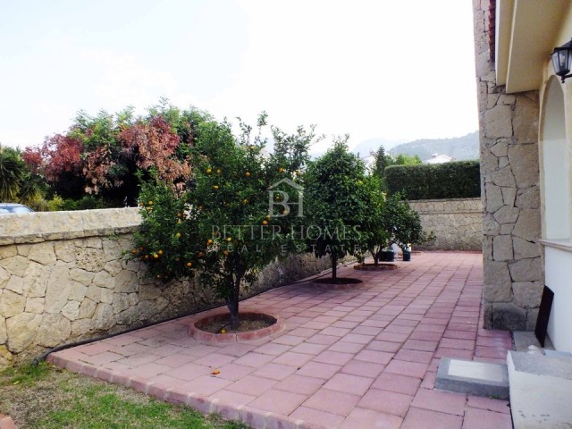 LUXUSVILLA ZUM VERKAUF MIT HERRLICHEM BERG-UND MEERBLICK, AUF MEHR ALS 1 HEKTAR LAND IN KYRENIA CHATALKÖY GEBAUT ** 