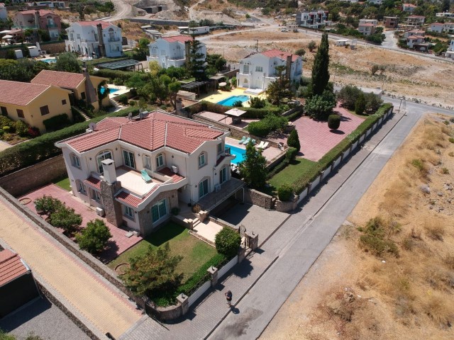 LUXUSVILLA ZUM VERKAUF MIT HERRLICHEM BERG-UND MEERBLICK, AUF MEHR ALS 1 HEKTAR LAND IN KYRENIA CHATALKÖY GEBAUT ** 