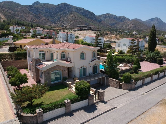 LUXUSVILLA ZUM VERKAUF MIT HERRLICHEM BERG-UND MEERBLICK, AUF MEHR ALS 1 HEKTAR LAND IN KYRENIA CHATALKÖY GEBAUT ** 