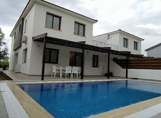 Girne Karaoğlan oğlunda satılık 3+1 220 m2 havuzlu villa full eşyalı