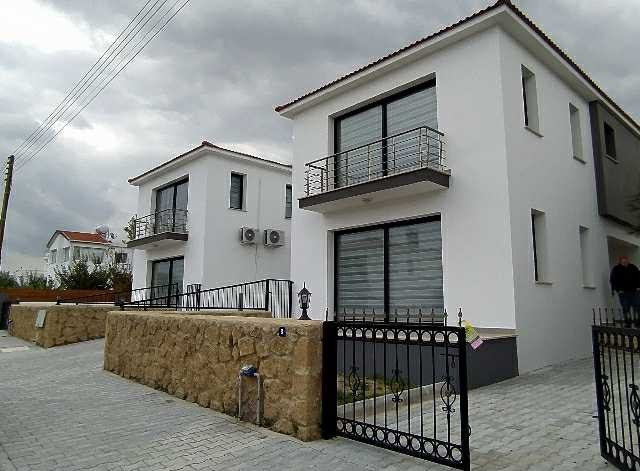 Girne Karaoğlan oğlunda satılık 3+1 220 m2 havuzlu villa full eşyalı