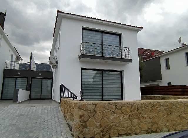 Girne Karaoğlan oğlunda satılık 3+1 220 m2 havuzlu villa full eşyalı