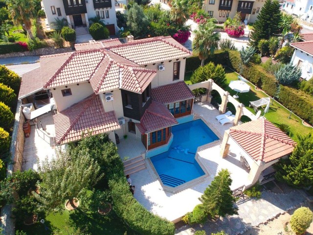 Girne Bellapais'te satılık geniş ve mükemmel peyzajlı bahçeye sahip villa 