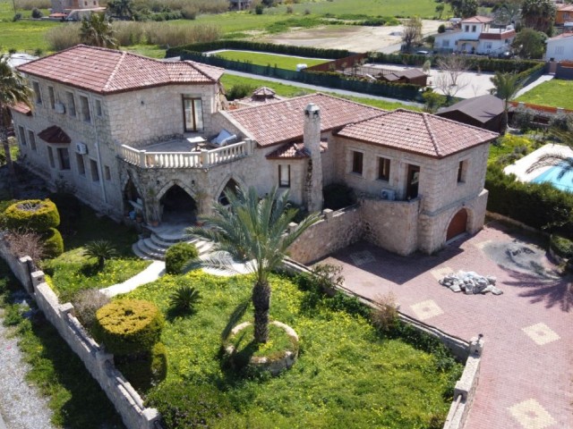 UNIQUE 5 BEDROOM STONE VILLA WITH AUTHENTIC STYLE, within walking distance to the sea in Karşıyaka ** 