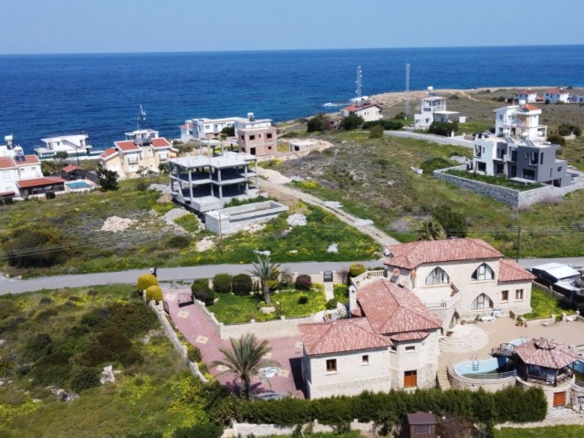 UNIQUE 5 BEDROOM STONE VILLA WITH AUTHENTIC STYLE, within walking distance to the sea in Karşıyaka ** 