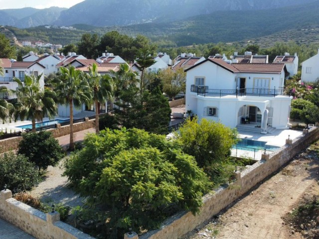 Girne Edremit bölgesinde satılık 4+1 villa 