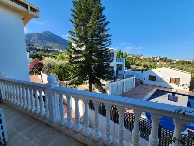 3+1 villa with pool for sale with Turkish title in Bellapais