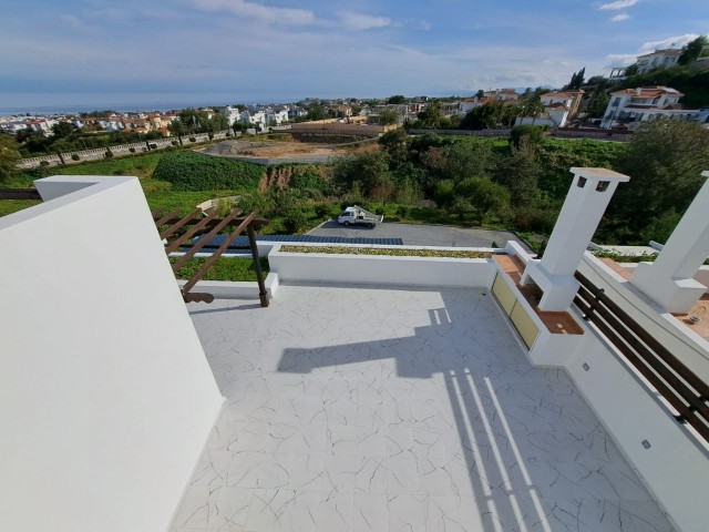 Unsere Maisonette-Penthouse-Wohnung mit Berg- und Meerblick in herrlicher Lage am Sahara-Gelände Girne Alsancak, Eingang Yeşiltepe, steht zum Verkauf.